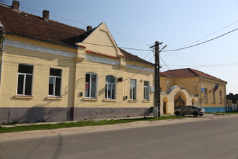 Situată în inima județului Bihor, îmbină tradiția rurală cu facilități moderne, oferind vizitatorilor și locuitorilor un mediu primitor și plin de viață.