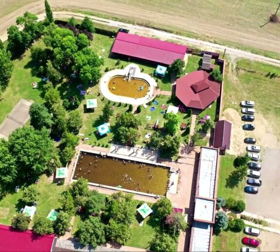 Cunoscută pentru ștrandul său termal, care oferă relaxare, mâncare gustoasă și aer curat.