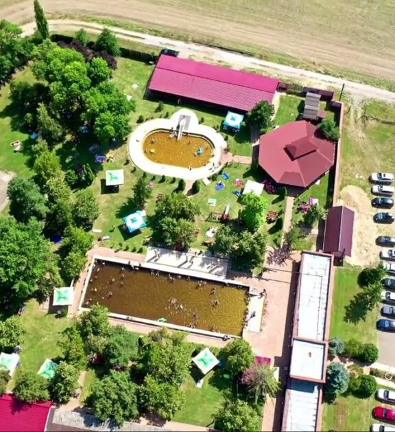 Cunoscută pentru ștrandul său termal, care oferă relaxare, mâncare gustoasă și aer curat.