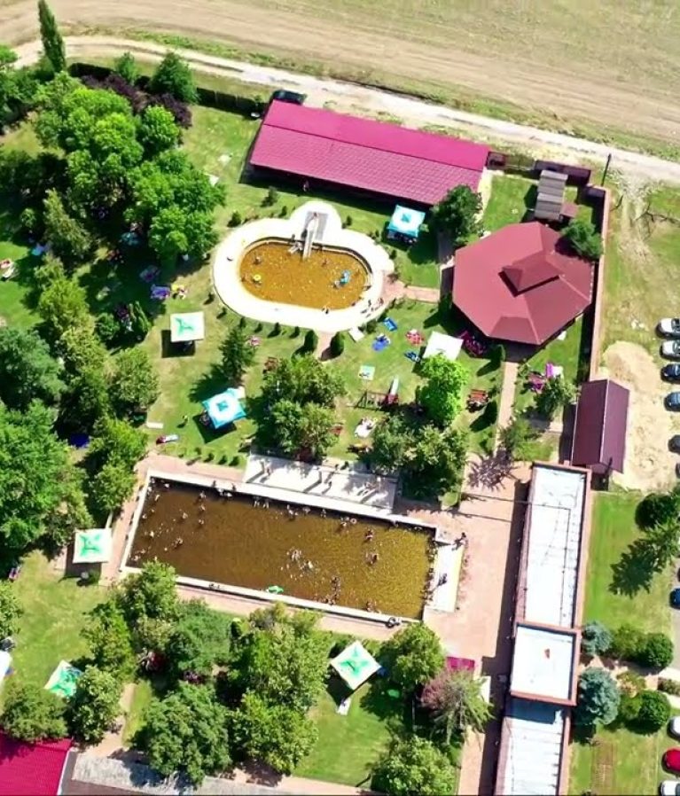 Cunoscută pentru ștrandul său termal, care oferă relaxare, mâncare gustoasă și aer curat.