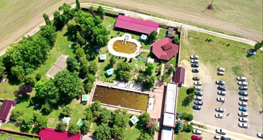 Cunoscută pentru ștrandul său termal, care oferă relaxare, mâncare gustoasă și aer curat.