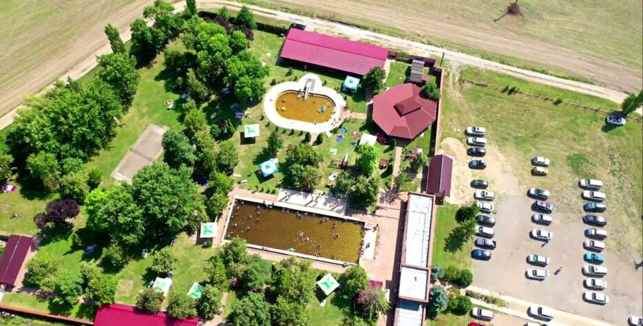 Cunoscută pentru ștrandul său termal, care oferă relaxare, mâncare gustoasă și aer curat.