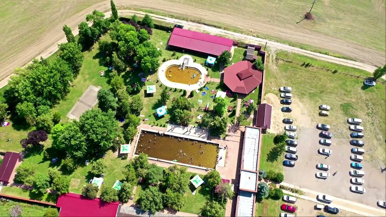 Cunoscută pentru ștrandul său termal, care oferă relaxare, mâncare gustoasă și aer curat.